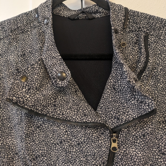 Lululemon Bust a Move Plush Petal Floral Black White Zip Jacket - Picture 3 of 8